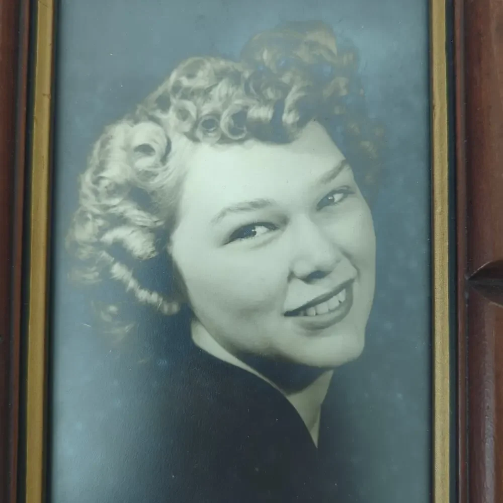 Vintage Taylor Swift Look-A-Like Photograph Relative Grandma Retro Black White‎